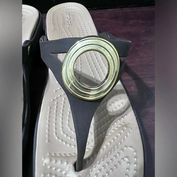 Crocs Sanrah Women’s Sandals Embellished Dual Comfort Flip Flops Brown/Tan Sz 11 - Picture 2 of 10